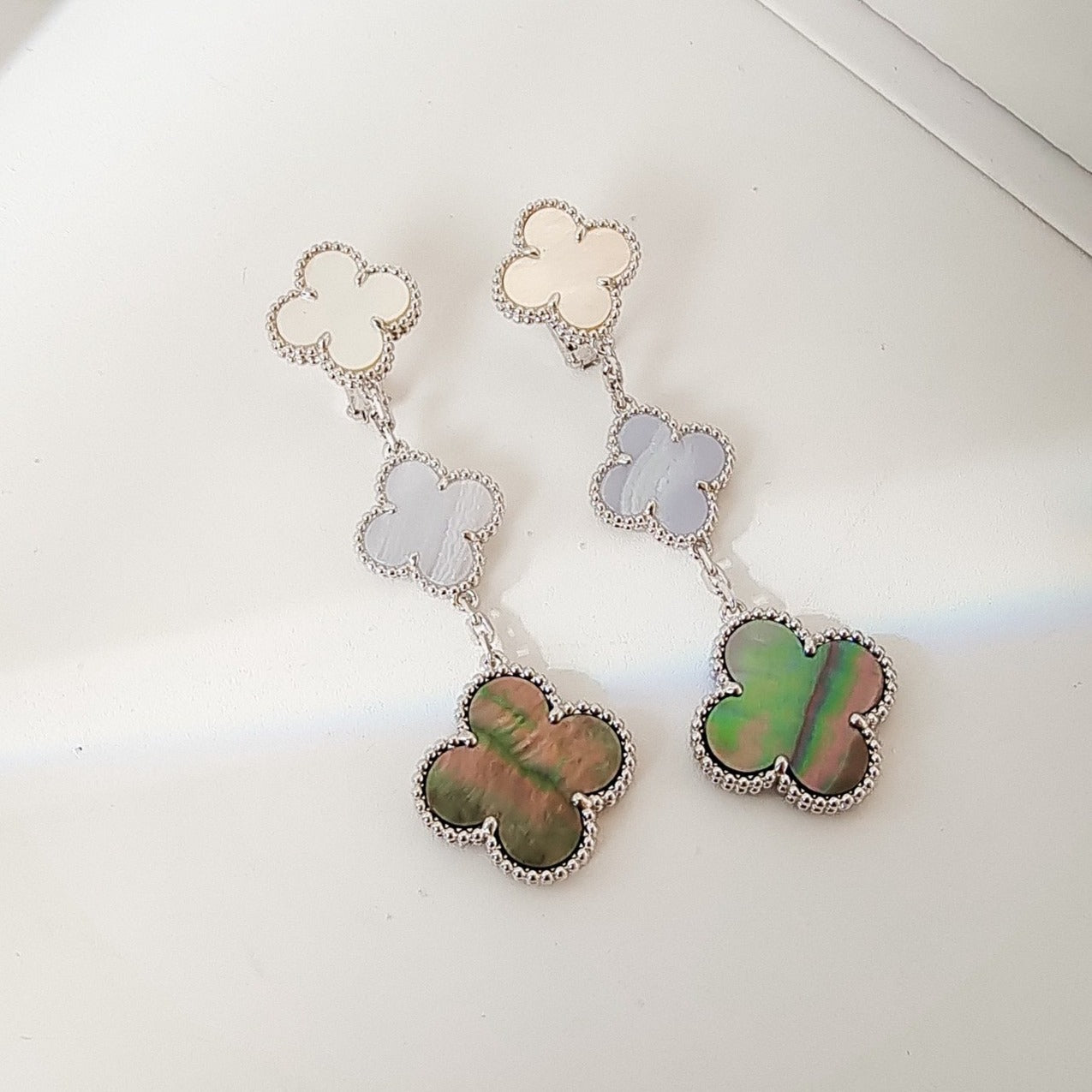 Miro CLOVER 3 MOTIVE CHALCEDON DUNKLE PERLMUTT SILBER OHRRINGE