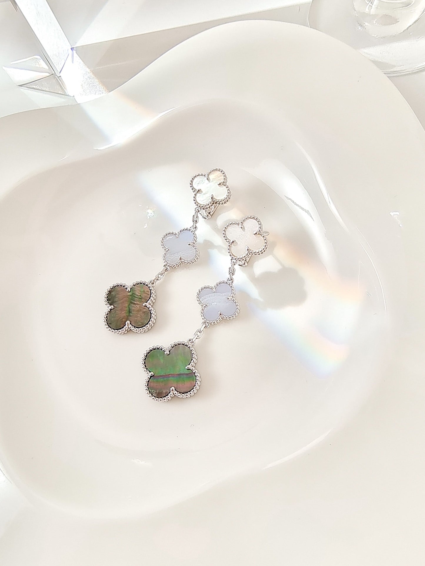 Miro CLOVER 3 MOTIVE CHALCEDON DUNKLE PERLMUTT SILBER OHRRINGE