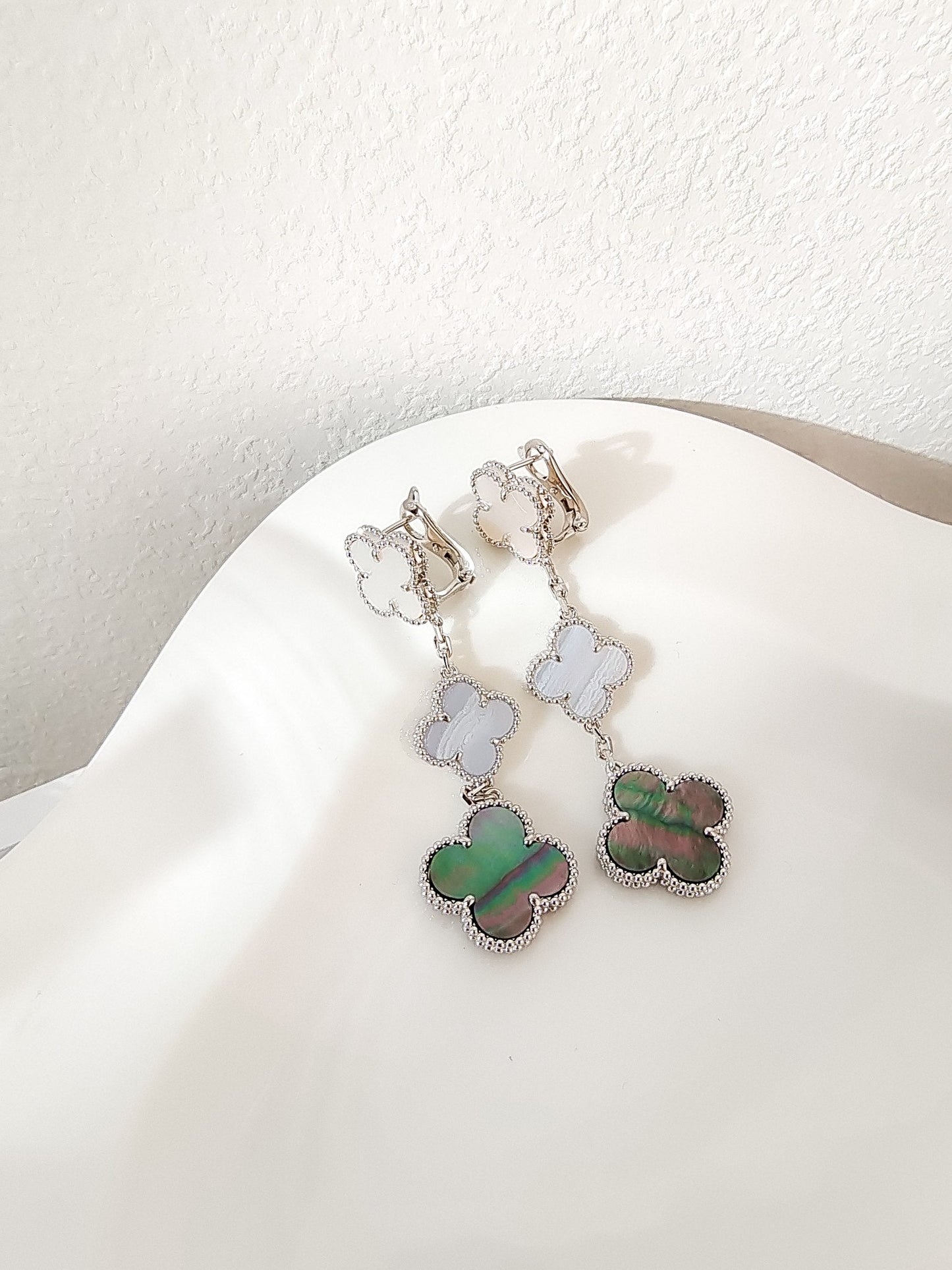 Miro CLOVER 3 MOTIVE CHALCEDON DUNKLE PERLMUTT SILBER OHRRINGE
